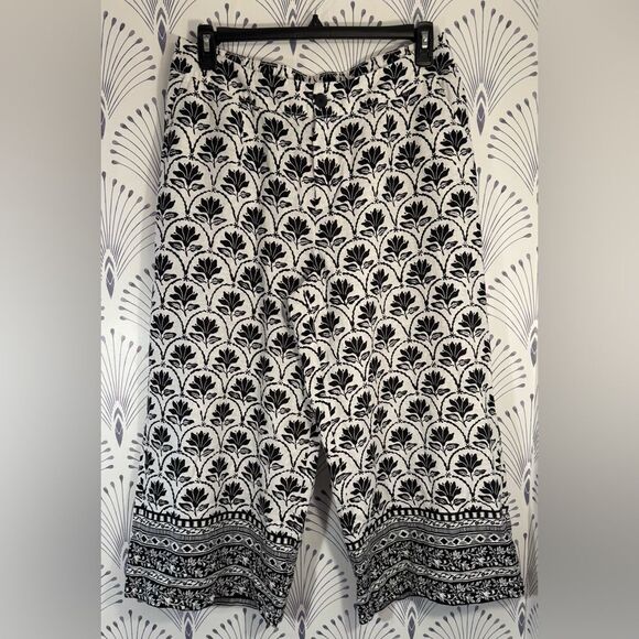 Cato Black and White Patterned Women's Capris size large waist-17/19 Inseam-23 - Picture 1 of 7